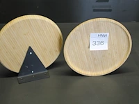 Twee bamboe borden met doorsnede 26 cm op metalen statief. - afbeelding 1 van  1
