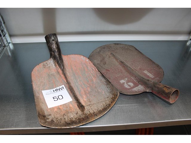 Twee bats schoppen. steel ontbreekt. - afbeelding 1 van  1