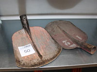 Twee bats schoppen. steel ontbreekt. - afbeelding 1 van  1