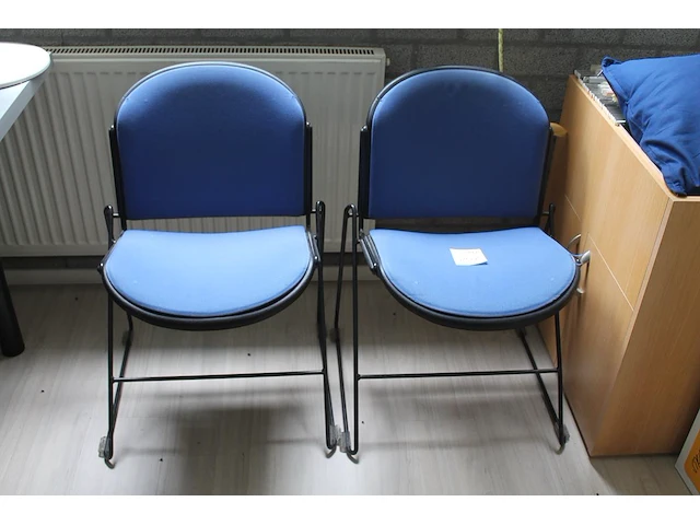 Twee blauw gestoffeerde kantoorstoelen. - afbeelding 1 van  1