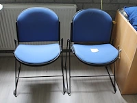 Twee blauw gestoffeerde kantoorstoelen. - afbeelding 1 van  1