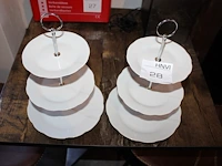 Twee bonbonierres, hoogte ca 35 cm. - afbeelding 1 van  2