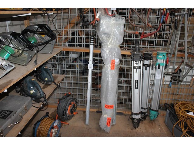 Twee bouwlamp-statieven w.v. 1 met bouwlamp. - afbeelding 1 van  3