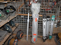 Twee bouwlamp-statieven w.v. 1 met bouwlamp. - afbeelding 1 van  3