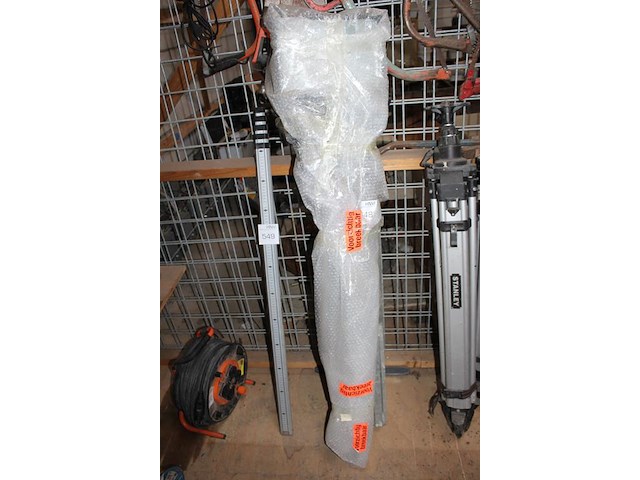 Twee bouwlamp-statieven w.v. 1 met bouwlamp. - afbeelding 2 van  3