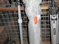 Twee bouwlamp-statieven w.v. 1 met bouwlamp. - afbeelding 2 van  3