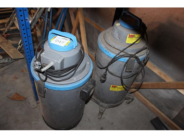 Twee bouwstofzuigers nn, slangen en zuigstangen ontbreken. - afbeelding 1 van  1