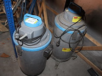 Twee bouwstofzuigers nn, slangen en zuigstangen ontbreken. - afbeelding 1 van  1