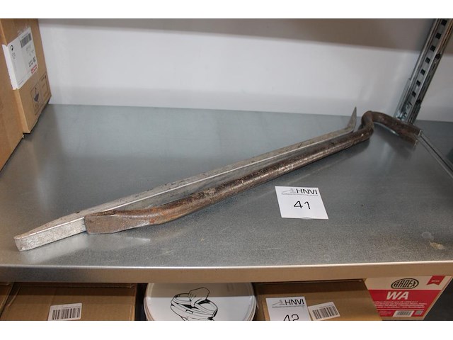 Twee breekijzers, lengte ca. 60 cm. - afbeelding 1 van  1