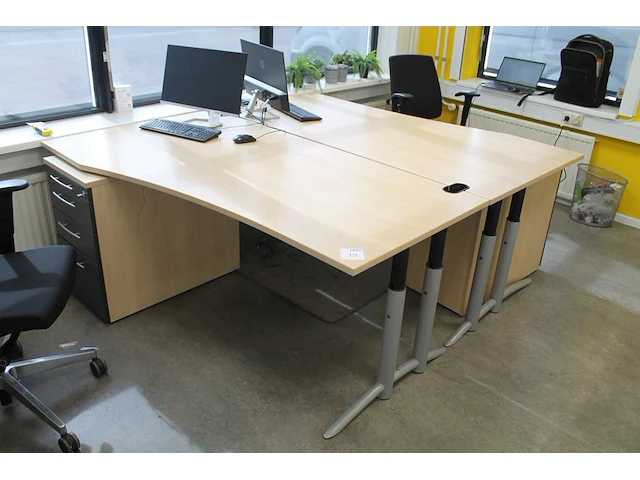 Twee bureaus met ladekasten. bureau-afmeting 180 x 80/100 cm. - afbeelding 1 van  2