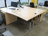 Twee bureaus met ladekasten. bureau-afmeting 180 x 80/100 cm. - afbeelding 1 van  2