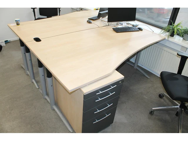 Twee bureaus met ladekasten. bureau-afmeting 180 x 80/100 cm. - afbeelding 2 van  2