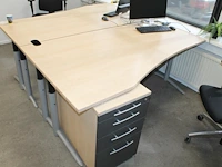 Twee bureaus met ladekasten. bureau-afmeting 180 x 80/100 cm. - afbeelding 2 van  2