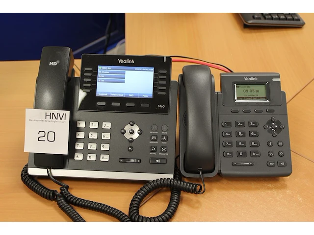 Twee bureautelefoons yealink t46g. - afbeelding 1 van  1