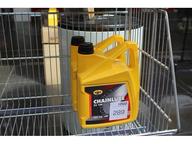 Twee cans kettingzaag olie kroon oil chainlube xs100 a 5l. excl. draadmand - afbeelding 1 van  2