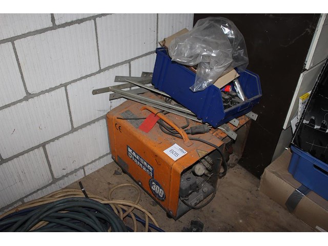 Twee compressors kaeser met diverse luchtslangen. werking onbekend. - afbeelding 1 van  2