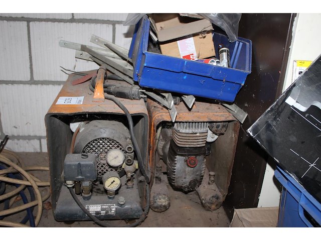 Twee compressors kaeser met diverse luchtslangen. werking onbekend. - afbeelding 2 van  2