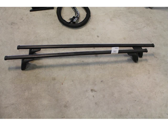 Twee dakdragers thule met lengte 136 cm. let op! sleutel ontbreekt. - afbeelding 1 van  2