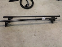 Twee dakdragers thule met lengte 136 cm. let op! sleutel ontbreekt. - afbeelding 1 van  2