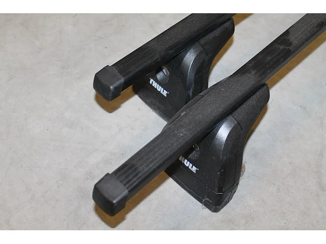 Twee dakdragers thule met lengte 136 cm. let op! sleutel ontbreekt. - afbeelding 2 van  2