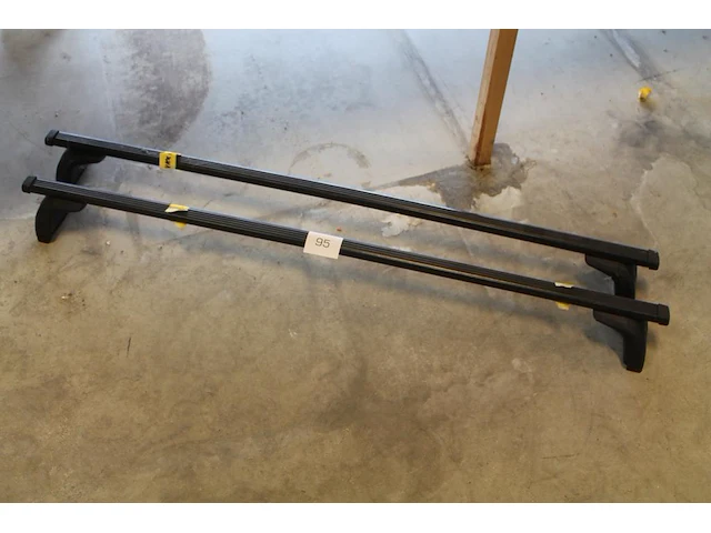 Twee dakdragers thule met lengte 136 cm. let op! sleutel ontbreekt. - afbeelding 1 van  2