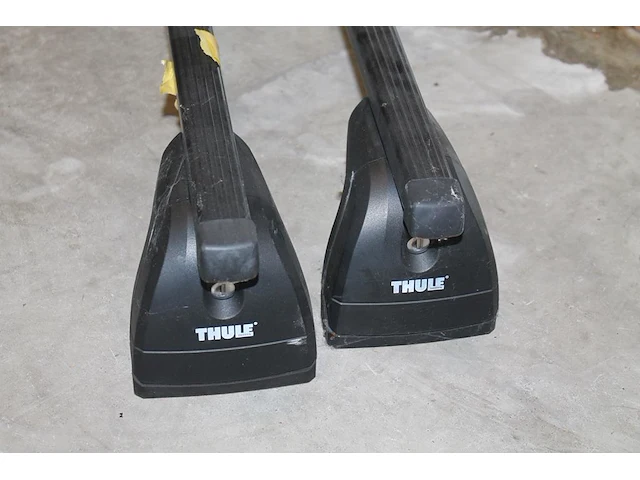 Twee dakdragers thule met lengte 136 cm. let op! sleutel ontbreekt. - afbeelding 2 van  2