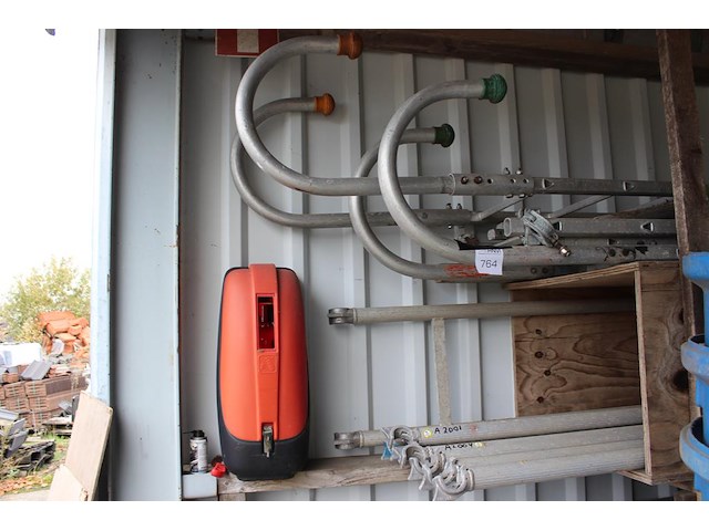 Twee dakladders. - afbeelding 1 van  2