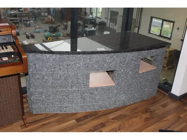 Twee decoratieve scheidingswanden. afmeting 160x68 cm. hoogte 74cm, gedeeltelijk gevuld met natuursteen en ... - afbeelding 1 van  2