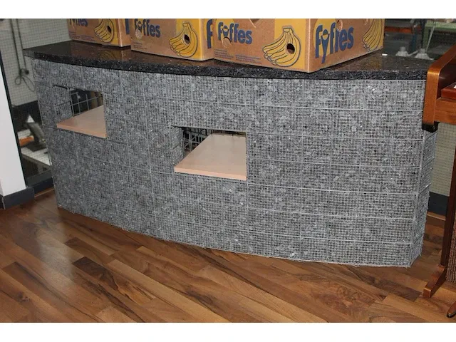 Twee decoratieve scheidingswanden. afmeting 160x68 cm. hoogte 74cm, gedeeltelijk gevuld met natuursteen en ... - afbeelding 2 van  2
