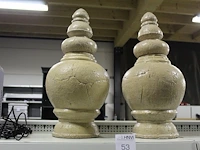 Twee decoratieve vazen. hoogte per vaas 60 cm. margeproduct - afbeelding 1 van  2