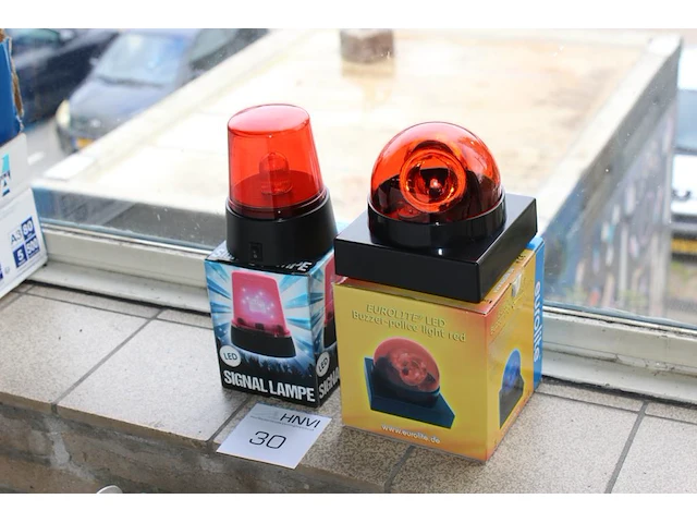 Twee decoratieve zwaailichten. - afbeelding 1 van  2