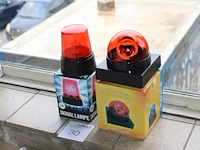 Twee decoratieve zwaailichten.