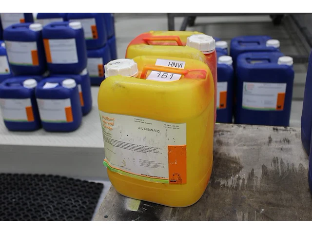 Twee deels aangebroken cans alu clean acid. - afbeelding 1 van  2