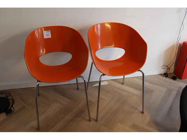 Twee design kuipstoelen sintesi orbit large oranje. - afbeelding 1 van  3
