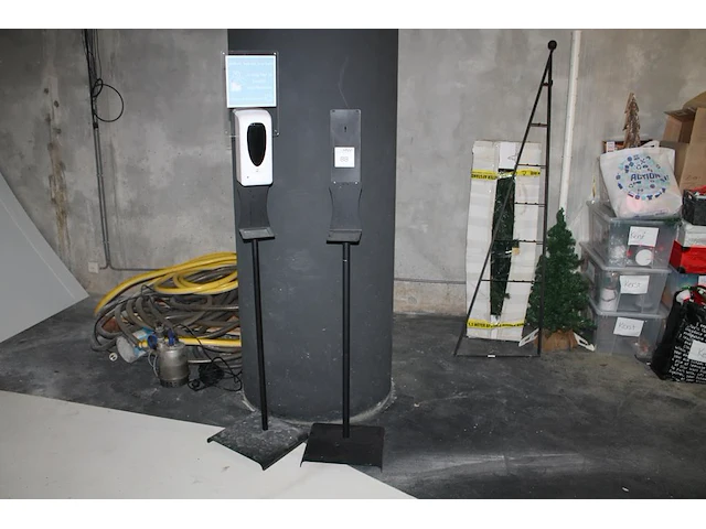 Twee desinfectiedispencers op metalen statief met hoogte 160 cm. let op! een reservoir ontbreekt. - afbeelding 1 van  2