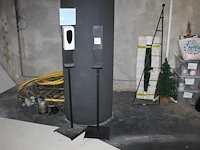 Twee desinfectiedispencers op metalen statief met hoogte 160 cm. let op! een reservoir ontbreekt. - afbeelding 1 van  2