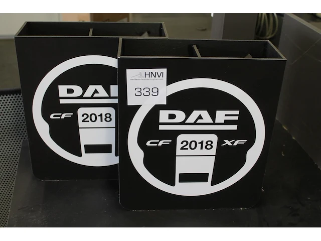 Twee displays daf. - afbeelding 1 van  1