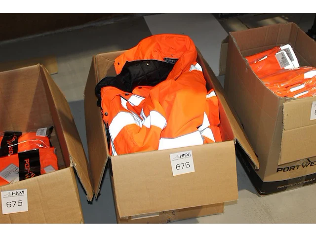Twee doorwerkjassen maat m en xxxl. - afbeelding 2 van  2