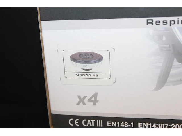 Twee dozen met gasfilterbussen deltaplus m9000 p3 - afbeelding 2 van  2