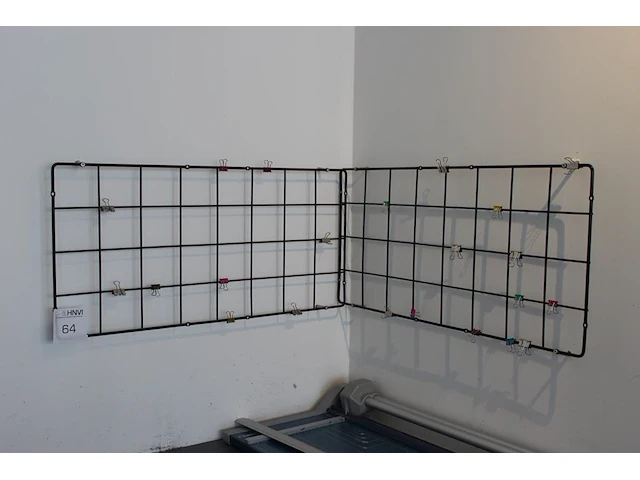Twee draadwandrekken 75 x 36 cm. - afbeelding 1 van  1