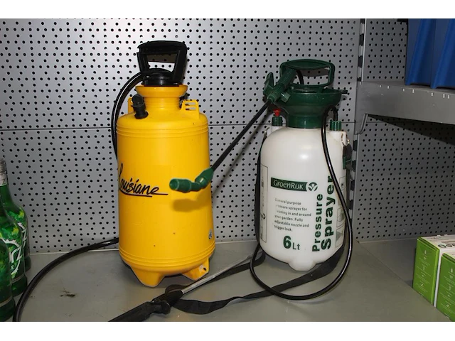 Twee drukspuiten. margeproduct - afbeelding 1 van  1