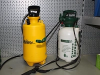 Twee drukspuiten. margeproduct - afbeelding 1 van  1
