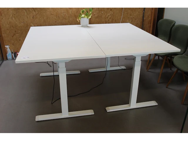 Twee elektrische zit/sta bureaus ikea. afmeting 140 x 80 cm. - afbeelding 1 van  3