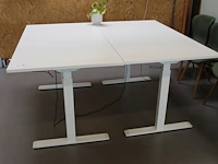 Twee elektrische zit/sta bureaus ikea. afmeting 140 x 80 cm. - afbeelding 1 van  3