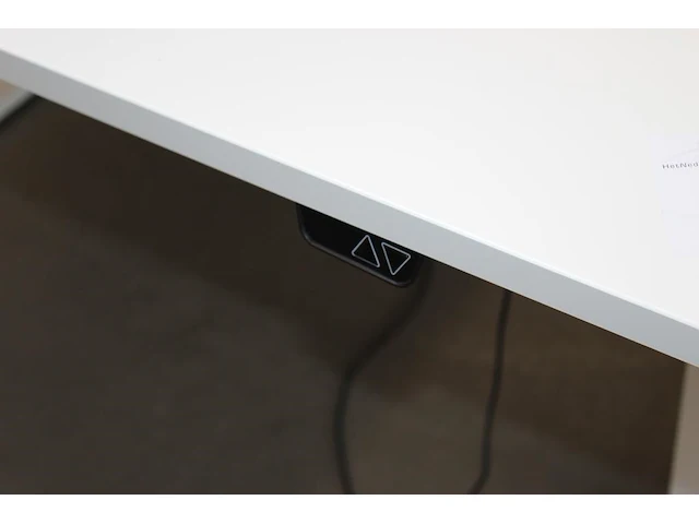Twee elektrische zit/sta bureaus ikea. afmeting 140 x 80 cm. - afbeelding 2 van  3