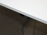 Twee elektrische zit/sta bureaus ikea. afmeting 140 x 80 cm. - afbeelding 2 van  3