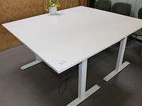 Twee elektrische zit/sta bureaus ikea. afmeting 140 x 80 cm. - afbeelding 3 van  3
