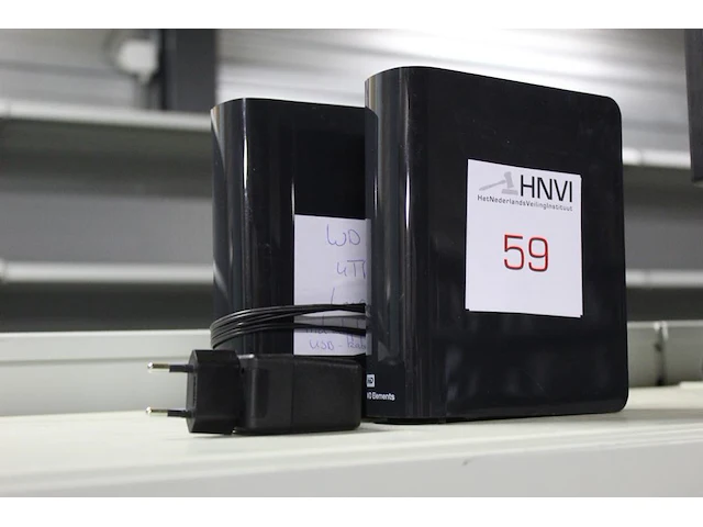 Twee externe harde schijven wd elements 4tb en tb met één adapter/ usb kabel - afbeelding 1 van  2