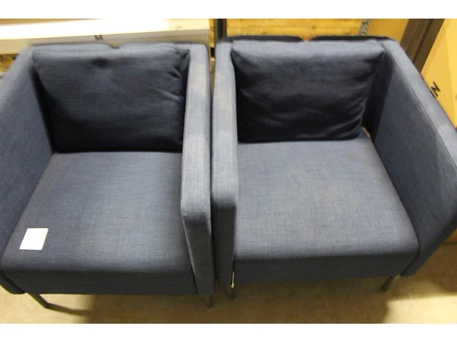 Twee fauteuils blauw gestoffeerd - afbeelding 1 van  2