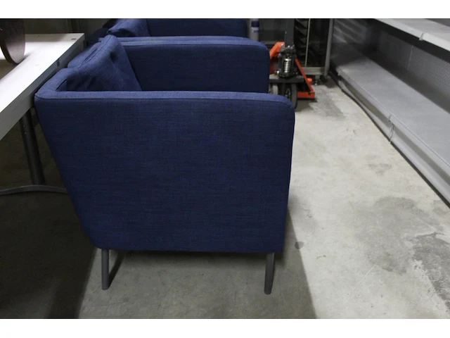 Twee fauteuils blauw gestoffeerd - afbeelding 2 van  2